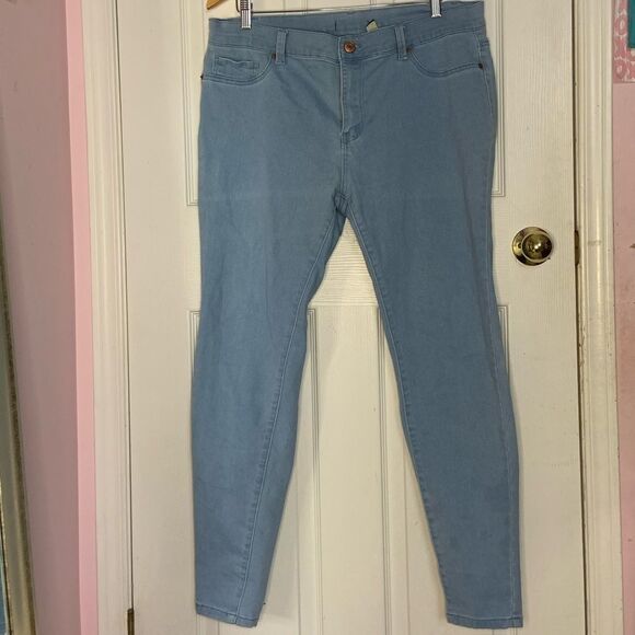 F21+ Light Denim Jeggings - Picture 5 of 7